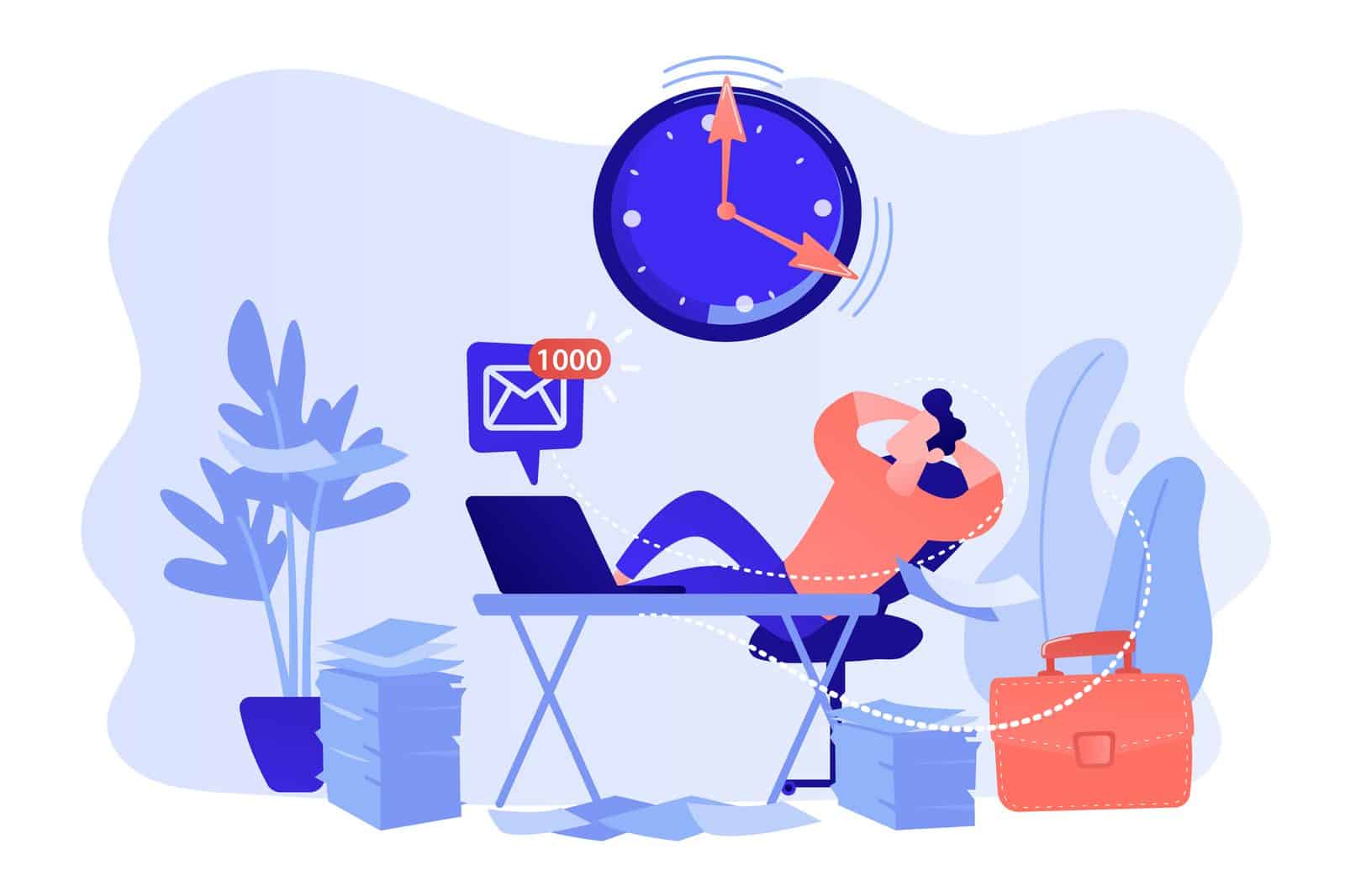 Соискатель отдыхает у ноутбука рядом с часами и портфелем